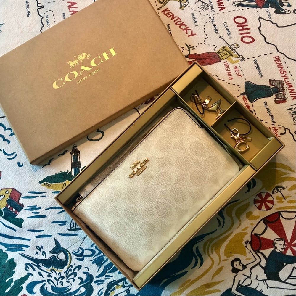 Coach NWT Signature Large Corner Zip Wristlet 6648 w/Gift Box and 2 Bag Charms